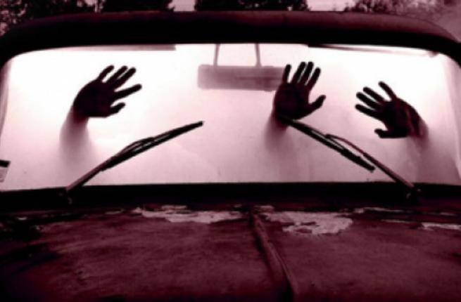 ضبط أم وابنتها في سيارة.. مع شابين