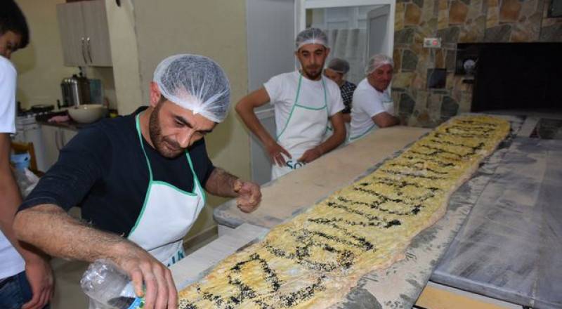 خبز خاص برمضان طوله 4 أمتار!