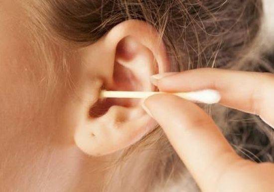5 ممارسات خاطئة لتنظيف الأذن.. إحذرها!