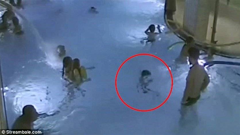 فيديو حصد أكثر 173 ألف مشاهدة... طفل يغرق في بركة السباحة ولا أحد يلاحظ!