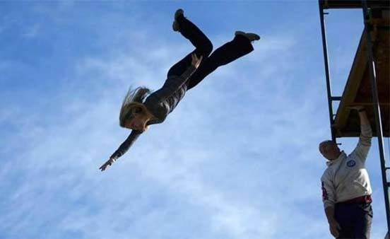 بالفيديو.. سقوط فتاة من الطابق التاسع!