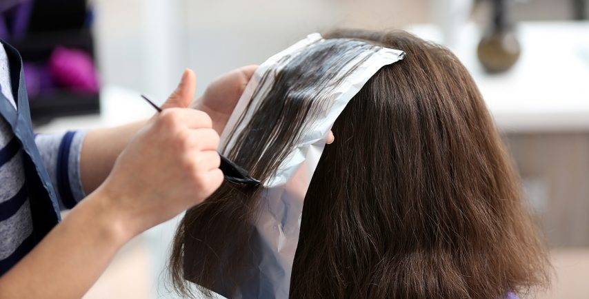 كيف تصبغين جذور شعرك في المنزل وتوفرين الأموال الطائلة؟