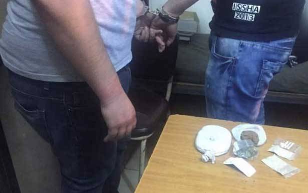 توقيف شخصين عُثر مع أحدهما على كميّة من المخدرات