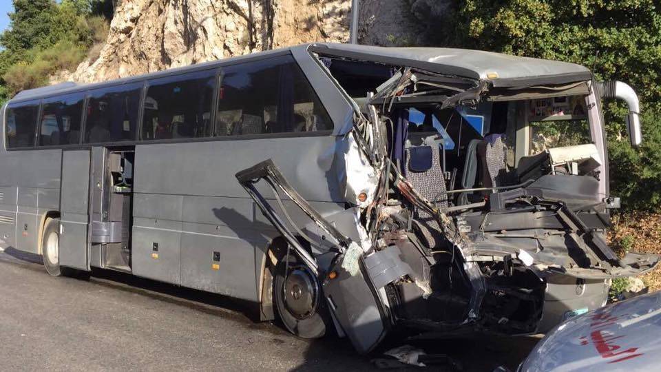 بالصور: 15 جريحاً على طريق عجلتون.. ماذا حصل؟