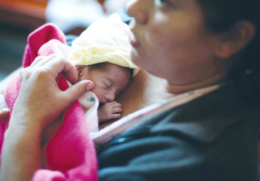 حادثة مأساوية.. طفل يموت وهو يحتضن جثّة والدته!