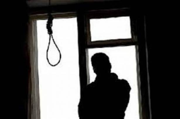 بعد الإمتحان.. طالب يشنق نفسه في الحمام ويترك رسالة