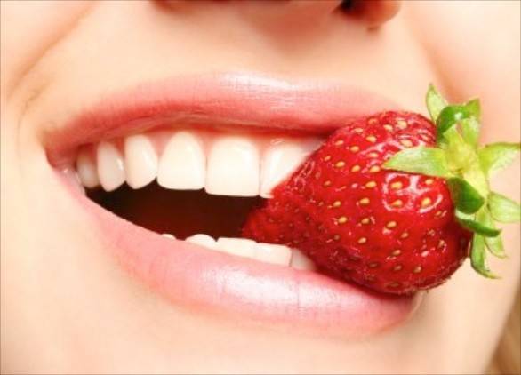 طرق لتبييض الأسنان في المنزل.. بدقائق فقط