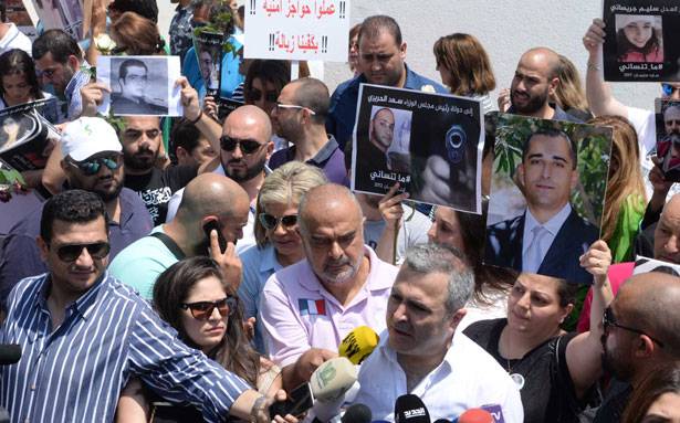أهالي ضحايا السلاح المتفلّت تجمّعوا في ساحة الشهداء
وطالبوا الدولة بتحمّل مسؤوليّاتها وتطبيق حكم الإعدام