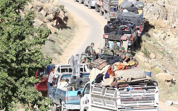 أكثر من خمسين عائلة سوريّة غادرت لبنان 
ووحدات من الجيش واكبتهم أثناء عودتهم