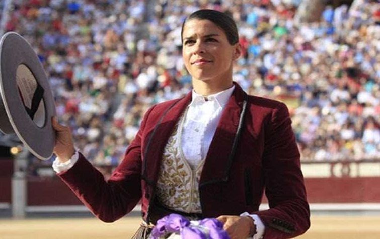 شاهد ماذا فعلت مصارعة فرنسية نجت بأعجوبة من هجوم ثور هائج