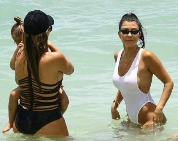 كورتني كارداشيان تستمتع بيوم على البحر ..بالصور