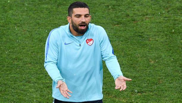 لاعب برشلونة يصل إلى الأراضي المقدسة من أجل أداء مناسك العمرة