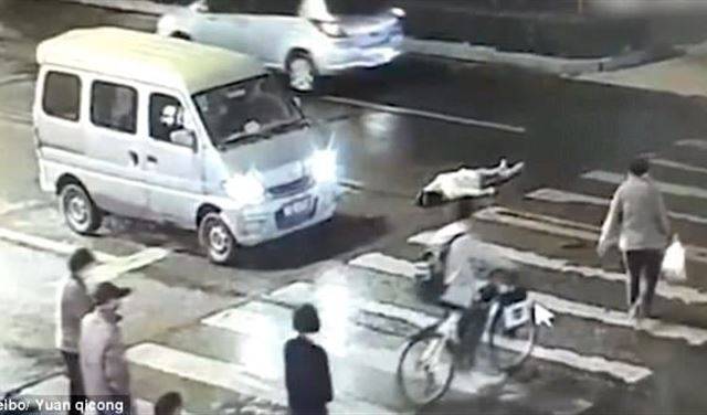 بالفيديو.. امرأة تتعرض لحادثة دهس والمارة لا يكترثون