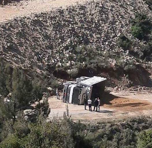 بالصورة.. انقلاب شاحنة في قرطبا