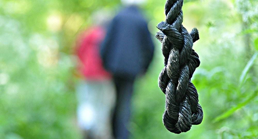 فيديو صادم.. فتاة تضع حدًا لحياتها بطريقة مريعة