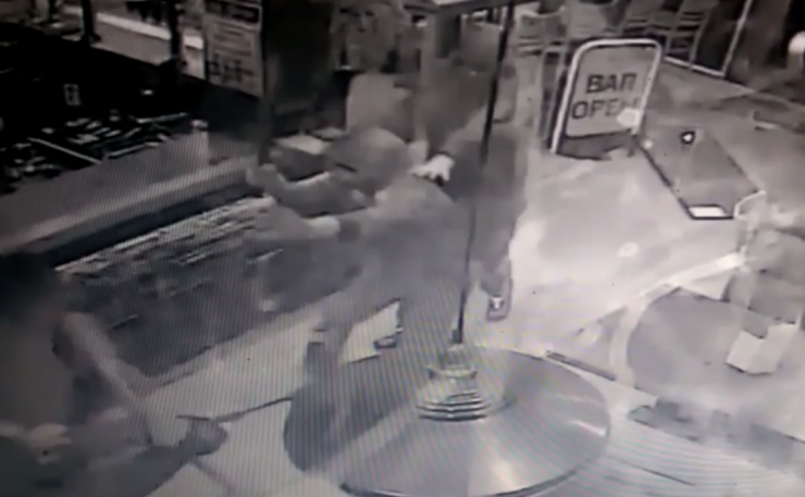 قاتل بشجاعة عصابة اقتحمت مطعمه مستخدمًا هذا الشيء!