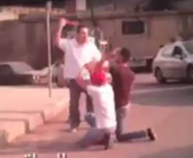 فيديو شنيع ومذلّ: "ركّعهما" وسط طريق المتن.. ثمّ ضربهما وهدّدهما علنًا!