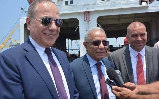 تمهيداً للإعلان عن تجديد العمل بالجسر البحري
عيتاني جال في مرفأ طرابلس
واطلع على جهوزيّة العملاء والشاحنين والمصدّرين