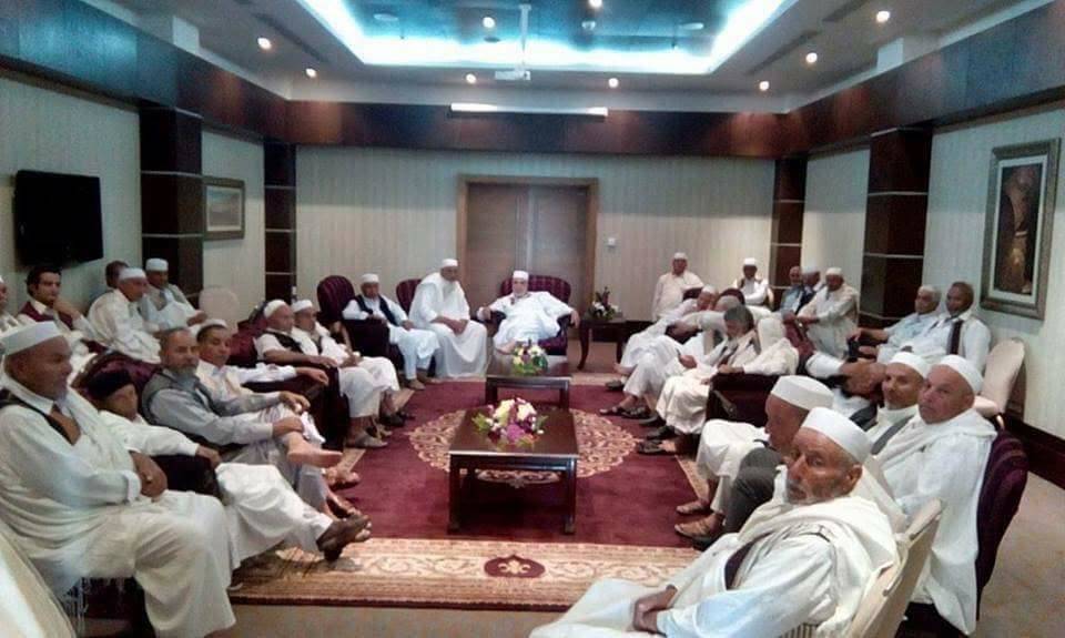بالصور - مسؤولون كبار من عهد القذافي حول مائدة إفطار!