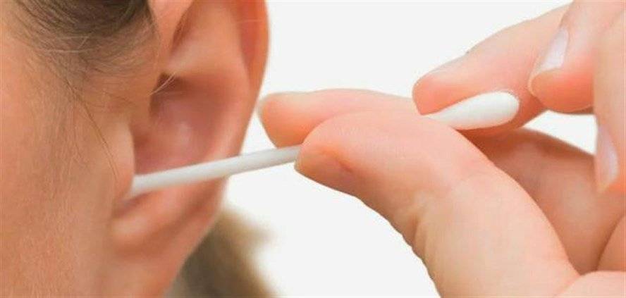 5 ممارسات خاطئة لتنظيف الأذن.. إحذرها!