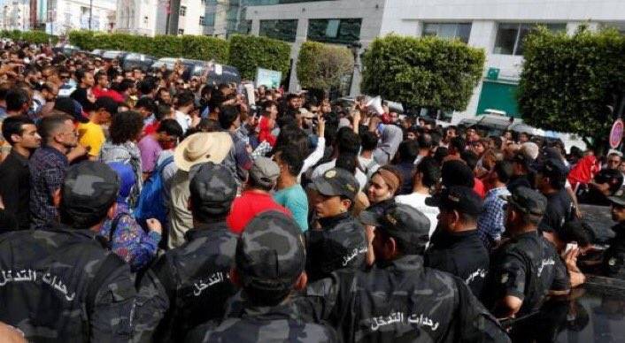 الحكومة التونسية تمدد حالة الطوارئ المفروضة في البلاد منذ أكثر من عام ونصف العام لأربعة أشهر إضافية