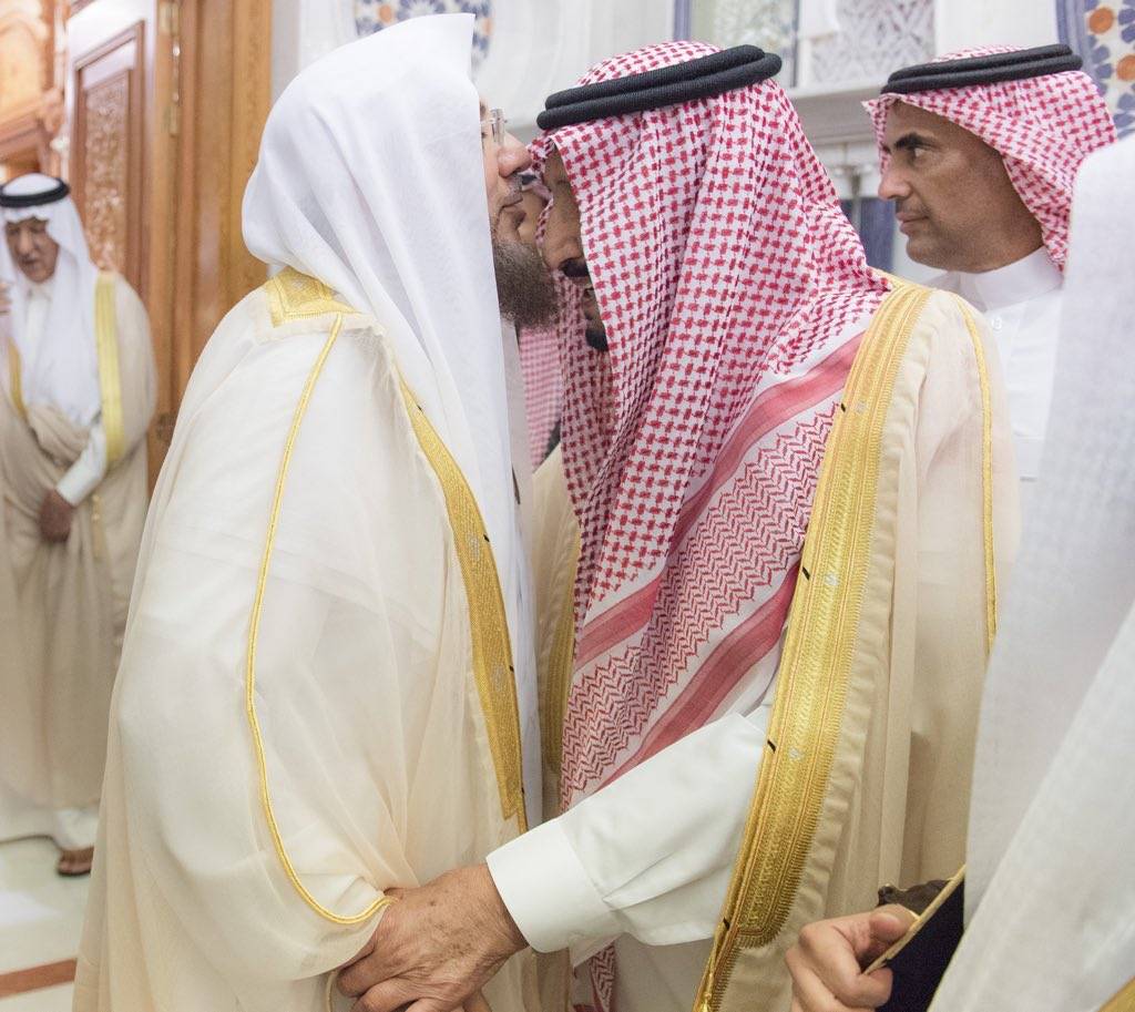 خادم الحرمين الشريفين يستقبل أصحاب الفضيلة العلماء والمشايخ أئمة ومؤذني المسجد الحرام