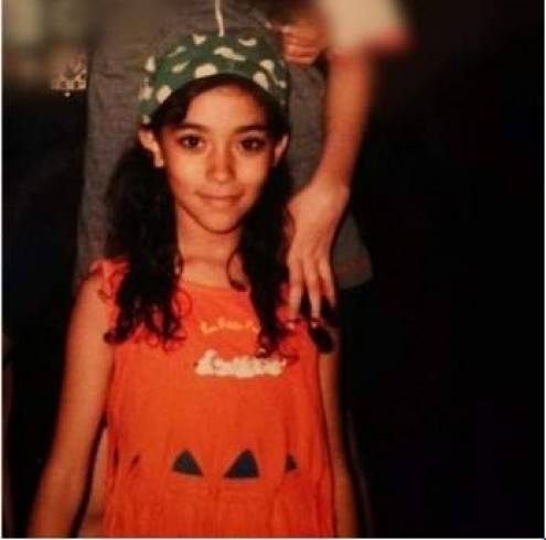 بالصورة.. هذه الطفلة أي نجمة عربية جميلة أصبحت؟