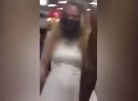 بالفيديو.. رجل يجرّ امرأة بطوق كلب في سوبر ماركت