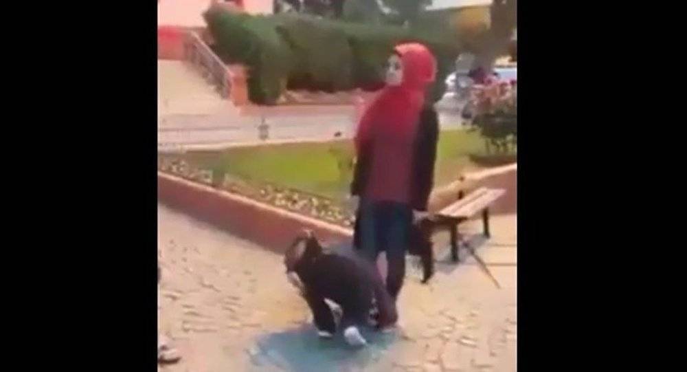 بالفيديو... فتاة سورية تجبر شابين على تقبيل قدميها أمام الناس في تركيا