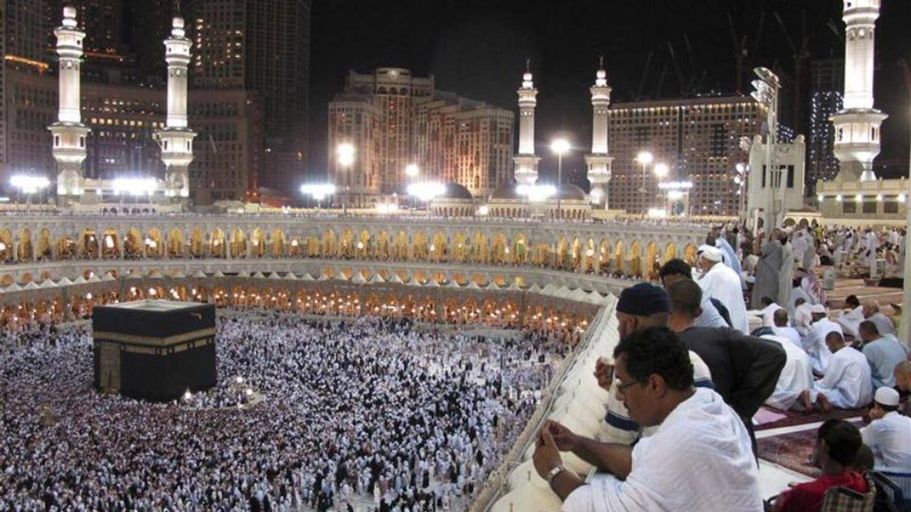 بالفيديو.. مقطع طريف لفلبينيين يدعون حول الكعبة يحصد الآف التعليقات