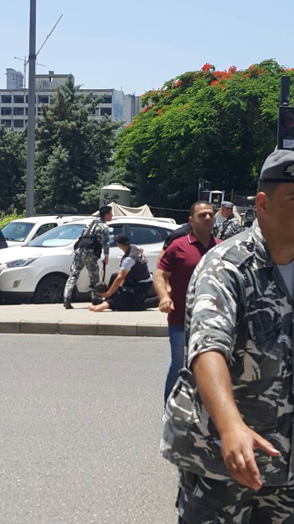 تجمع بدعوة من "طلعت ريحتكم" في ساحة رياض الصلح وتلاسن بين المعتصمين وقوى الامن (صوت لبنان)
