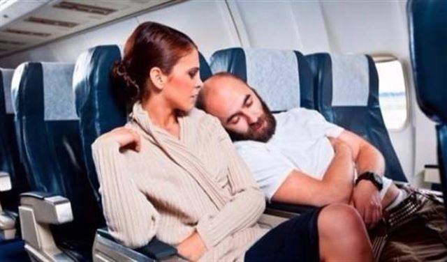 5 طرق للتعامل مع رفيق السفر المزعج
