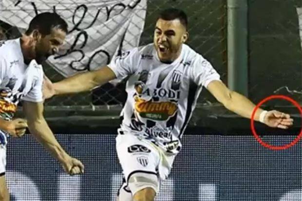 لاعب شهير يستخدم "إبرة" لإيقاف المهاجمين!
