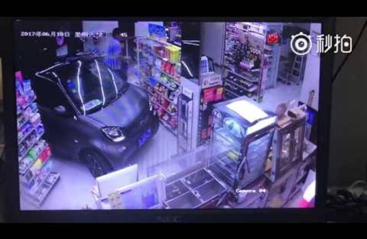 بالفيديو: كسول أراد أن يشتري وجبة.. لن تتخيلوا ماذا فعل!