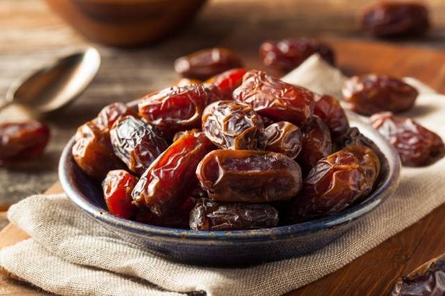 حيلة ذكية تُعيد لحبات التمر القاسية طراوتها!
