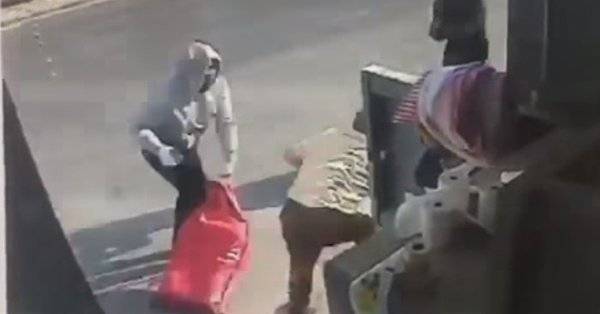 شاهد... مسلحون يسطون على سيارة نقل أموال في السعودية