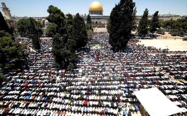 300 ألف فلسطيني أدوا صلاة الجمعة بالأقصى