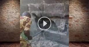 سمع اهل المنزل صوت من الجدار وأعتقدوا أن المنزل مسكون.. وبعد تحطيمه كانت المفاجأة مرعبه أنظر ماذا وجدوا
