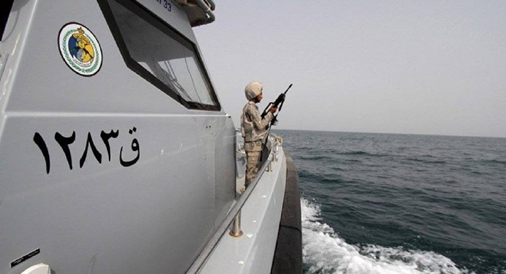 البحرية السعودية تضبط زورقا محملا بالأسلحة بالقرب من حقل نفط بحري