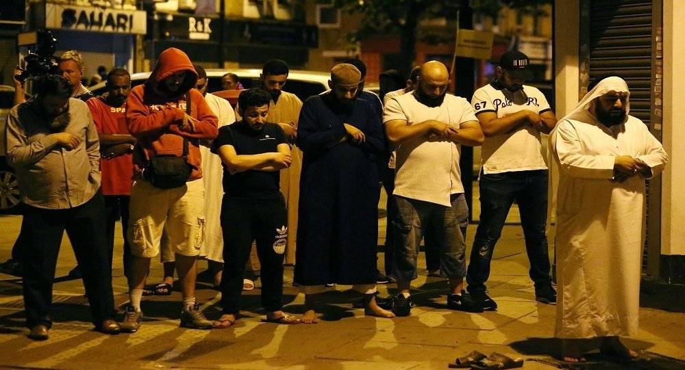 المسلمون واصلوا الصلاة بعد 