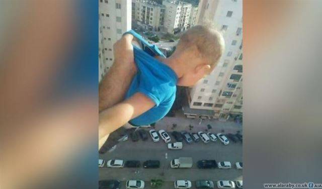 اخرج طفله من النافذة لنيل إعجابات 
