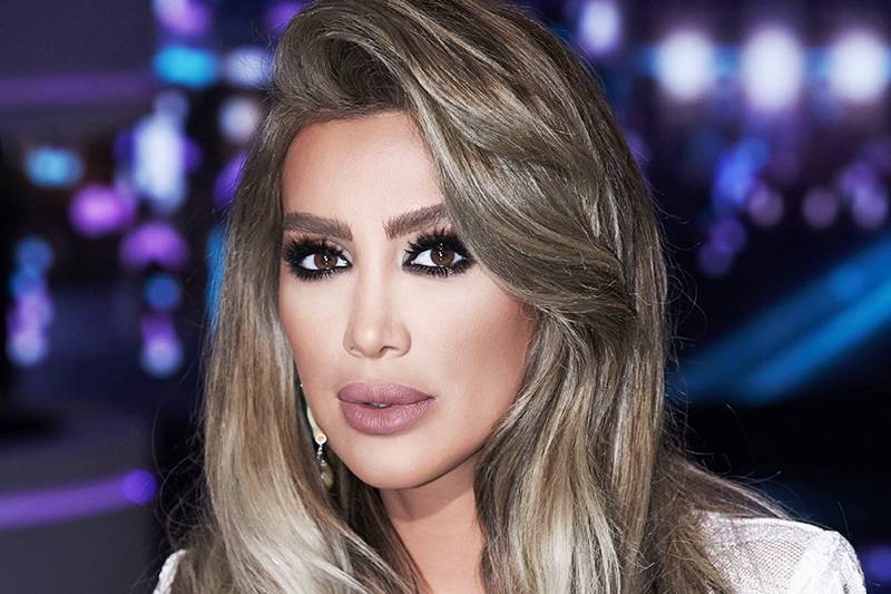 مايا دياب تثير الجدل ببلوزة رجالي وغصن كرز!