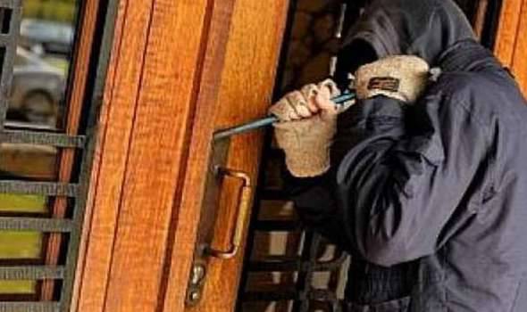 في لبنان : اقتحموا منزل طبيب واحتجزوه مع عائلته