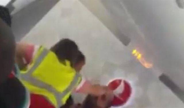 بالفيديو.. موظف هجرة بريطاني يصفع لاجئاً داخل طائرة