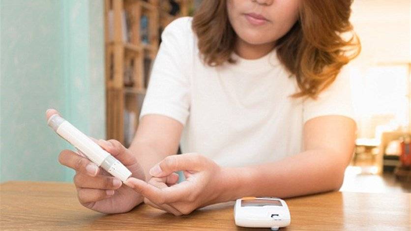 كم مرّة يجب على مرضى السكري التحقق من مستوى السكر في الدم؟