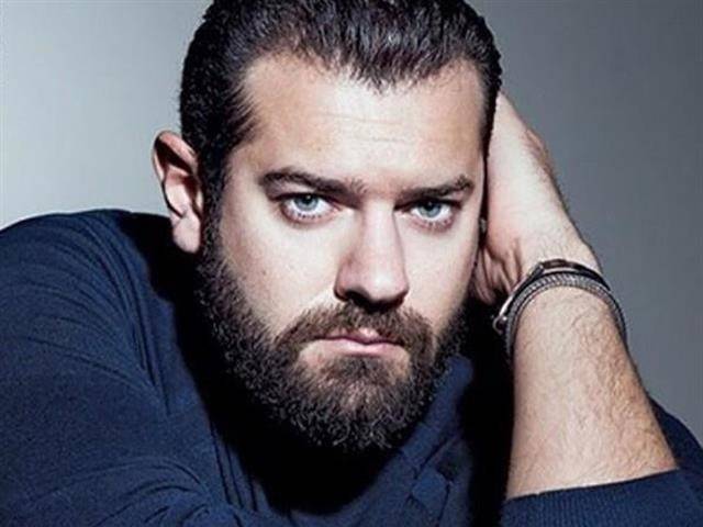 بالفيديو.. نجاة عمرو يوسف بعد إنقلاب وإحتراق سيارته!