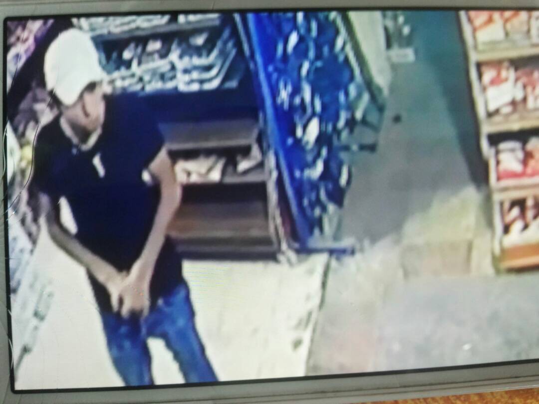 كاميرا ضبطت سارق سوبرماركت.. هذا ما سلبه