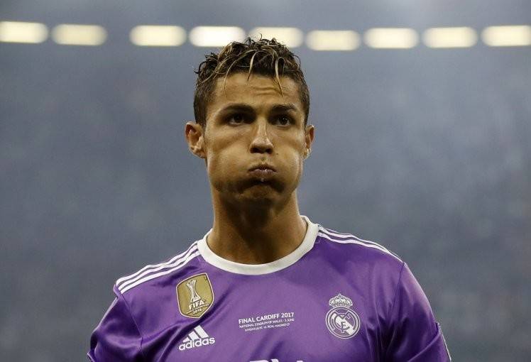 مشجعة برتغالية تطلب من رونالدو طلب غريب!