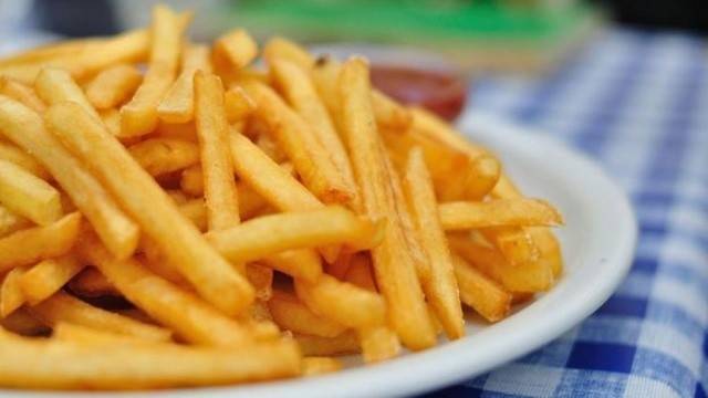 حيلة للحصول على بطاطا مقرمشة من دون قليها كثيراً بالزيت