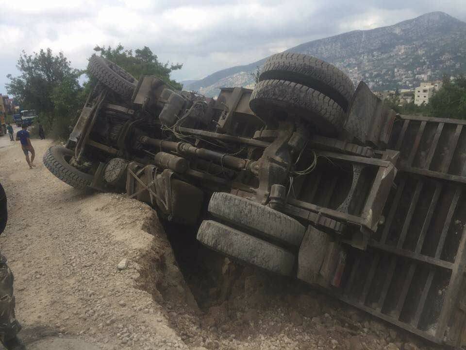 إنقلاب شاحنة في جرد مربين والاهالي ناشدوا تعبيدها تجنبا للحوادث